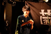 肉まんを食べる田中雅功。（撮影：山川哲矢）