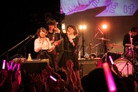 「ナナヲアカリはじめてのとうめいはん『▽（いいね）』収穫ツアー」WWW公演の様子。（撮影：米山三郎 [SignaL]）