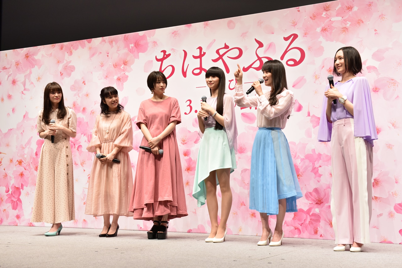 キャストの3人に「無限未来」の振り付け指導を行うPerfume。