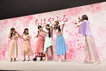 あ～ちゃんのレクチャーを受けてPerfume「無限未来」のダンスを踊る登壇者たち。