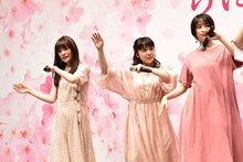 あ～ちゃんからPerfume「無限未来」のダンスのレクチャーを受ける優希美青、上白石萌音、広瀬すず。