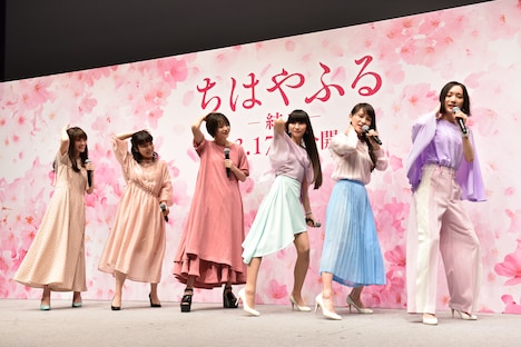 キャストの3人に「無限未来」の振り付け指導を行うPerfume。