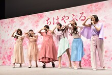 キャストの3人に「無限未来」の振り付け指導を行うPerfume。