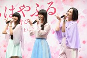 「3人合わせてPerfumeです！」と自己紹介するPerfume。