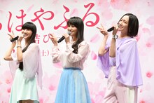 「3人合わせてPerfumeです！」と自己紹介するPerfume。
