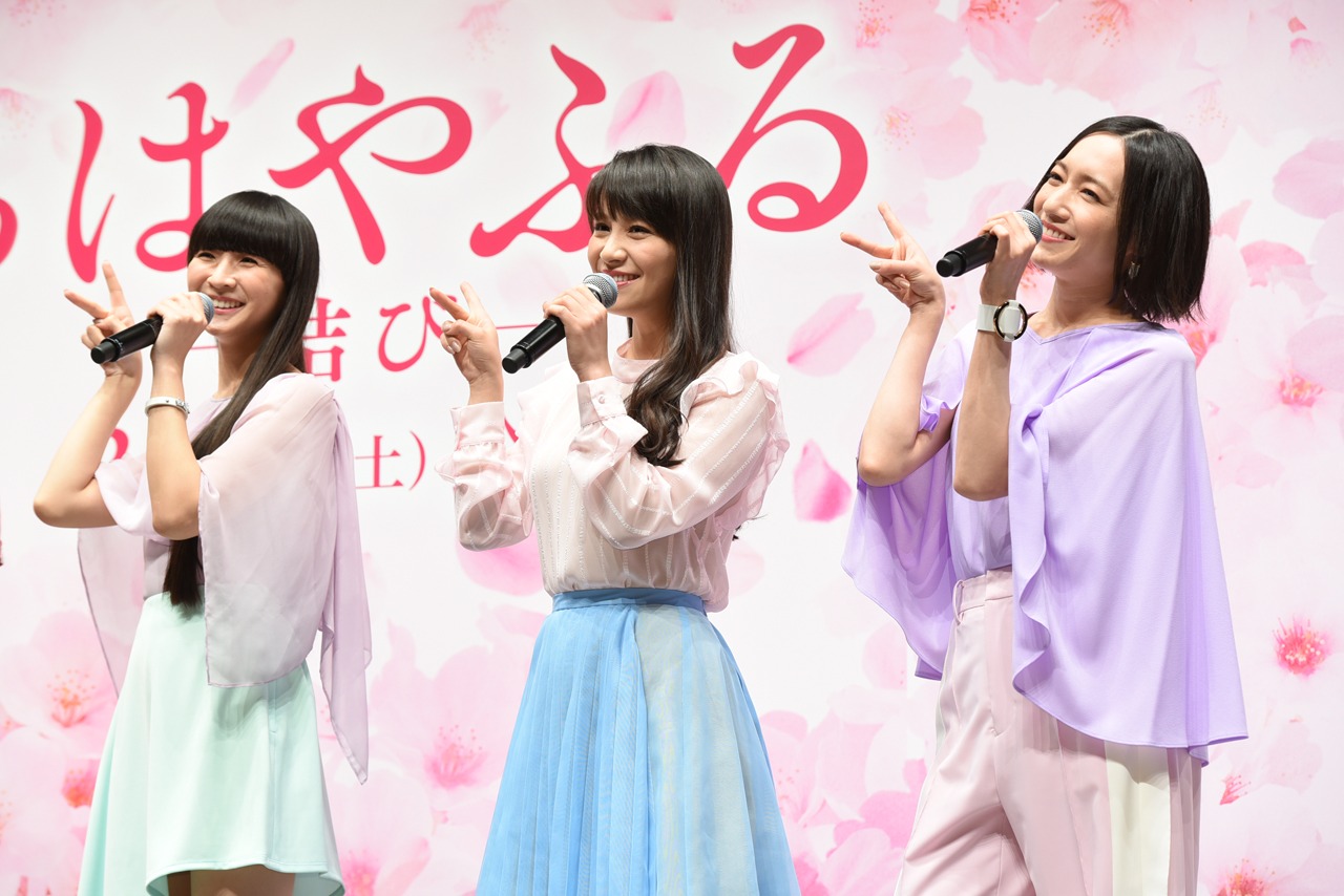 「3人合わせてPerfumeです！」と自己紹介するPerfume。