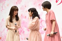 自己紹介の方法を打ち合わせる優希美青、上白石萌音、広瀬すず。