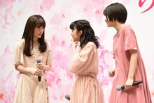 自己紹介の方法を打ち合わせる優希美青、上白石萌音、広瀬すず。