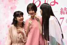 左から上白石萌音、広瀬すず、かしゆか。