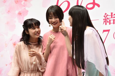 上白石萌音と広瀬すずにPerfumeふうの自己紹介を教えるかしゆか（右）。