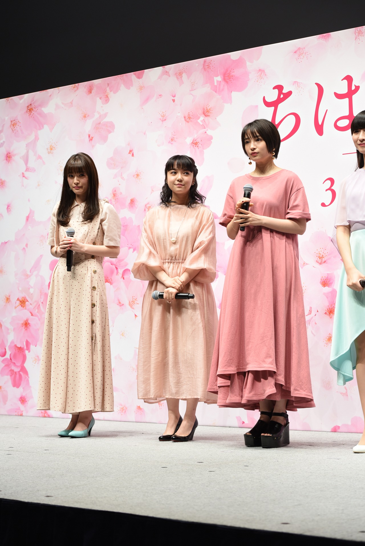 左から優希美青、上白石萌音、広瀬すず。