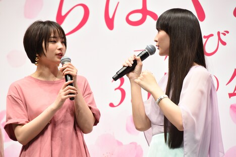 広瀬すずの「1分で髪が乾く」という発言に驚くかしゆか（右）。