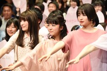 左から優希美青、上白石萌音、広瀬すず。