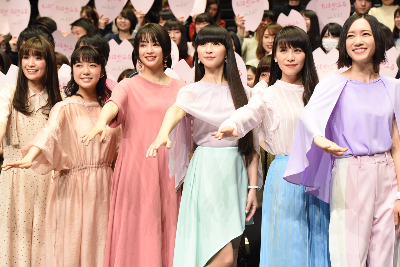 左から優希美青、上白石萌音、広瀬すず、かしゆか、あ～ちゃん、のっち。