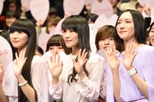 ムービーカメラに手を振るPerfume。