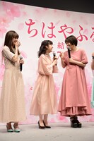 左から優希美青、上白石萌音、広瀬すず。