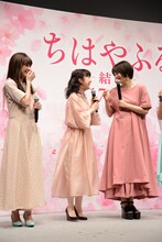 左から優希美青、上白石萌音、広瀬すず。