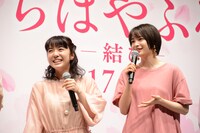 左から上白石萌音、広瀬すず。