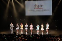 MCのヒャダイン（左）とでんぱ組.inc。（撮影：河邉有実莉 [WATAROCK]）