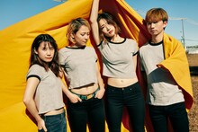 tricot。左端がヒロミ・ヒロヒロ（B, Cho）、左から2番目がキダ モティフォ（G, Cho）。