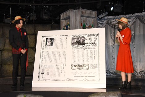 「巻三三三」の好きなページを説明する渡部秀と生駒里奈。