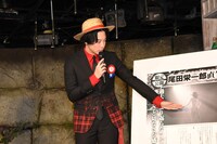 「巻三三三」の好きなページを説明する渡部秀。