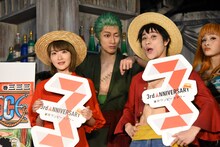 「ONE PIECE LIVE ATTRACTION “3”『PHANTOM』」のキャラクターと生駒里奈（乃木坂46）。