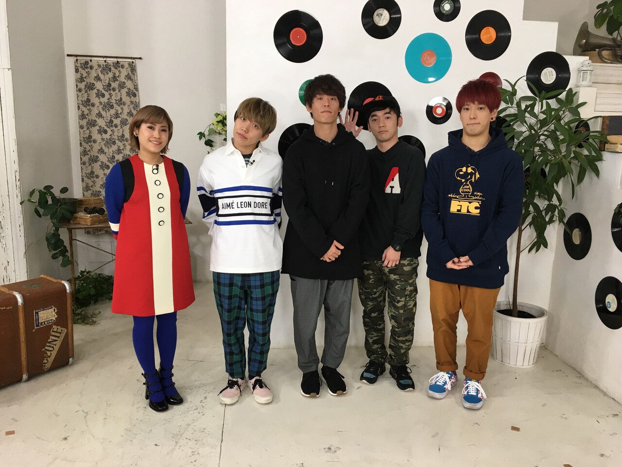 左からMCのIMALU、04 Limited Sazabys。