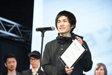 受賞の感想を語るSUNNY CAR WASHの岩崎優也（Vo, G）。