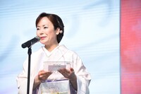 受賞の感想を語る葵かを里。