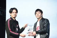 「第9回CDショップ大賞2017」準大賞を受賞した台風クラブの石塚淳（G, Vo / 写真右）。