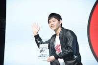 カメラマンの要望に応え、手を振る台風クラブの石塚淳（G, Vo）。