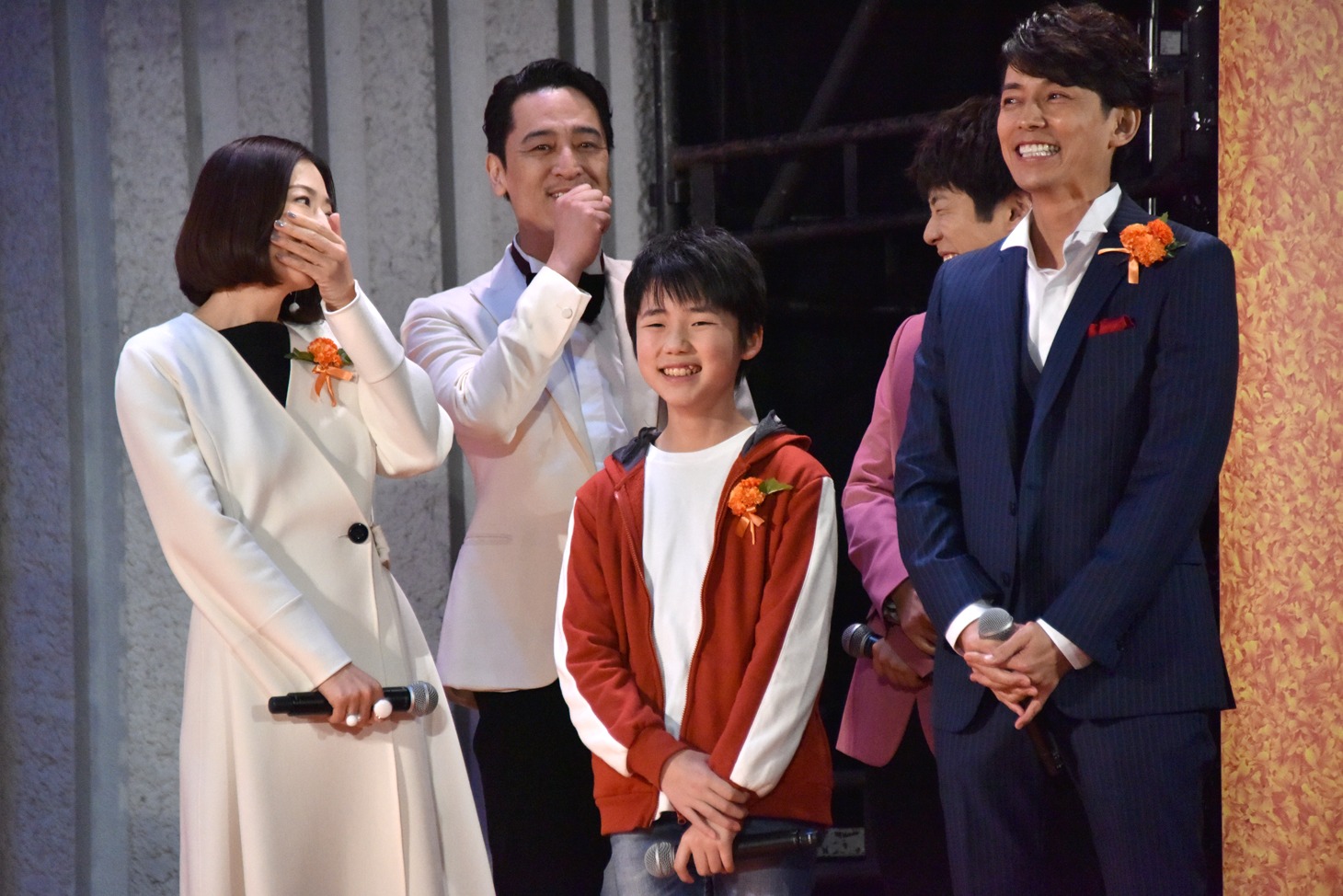 舞台セット転換中に談笑する日本語吹替版声優キャストの5人。
