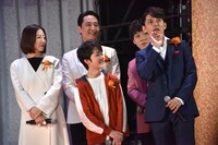 舞台セット転換中に談笑する日本版声優キャストの5人。