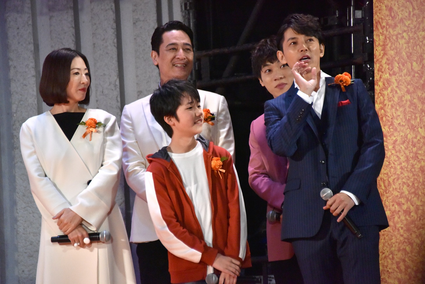 舞台セット転換中に談笑する日本語吹替版声優キャストの5人。