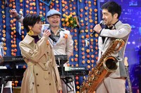 シシド・カフカ（左）をメキシコ公演に誘う谷中敦（右）と、喜ぶ沖祐市（奥）。