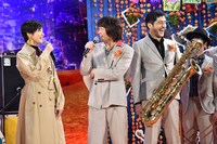 作品の感想を語り合うシシド・カフカ（左）と茂木欣一（左から2番目）。