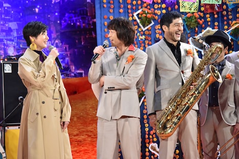 作品の感想を語り合うシシド・カフカ（左）と茂木欣一（左から2番目）。