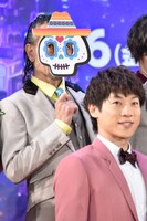 ガイコツのお面で遊ぶ北原雅彦（奥 / 東京スカパラダイスオーケストラ）。