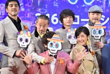 横山だいすけ（前列左）にちょっかいを出す北原雅彦（後列左から2番目）。