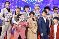 北原雅彦（後列左から2番目）のちょっかいにノリノリで応える横山だいすけ（前列左）。