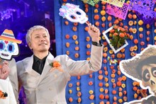 ガイコツのお面を振る大森はじめ（東京スカパラダイスオーケストラ）。