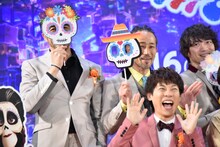 ガイコツのお面で遊ぶ谷中敦（左 / 東京スカパラダイスオーケストラ）。