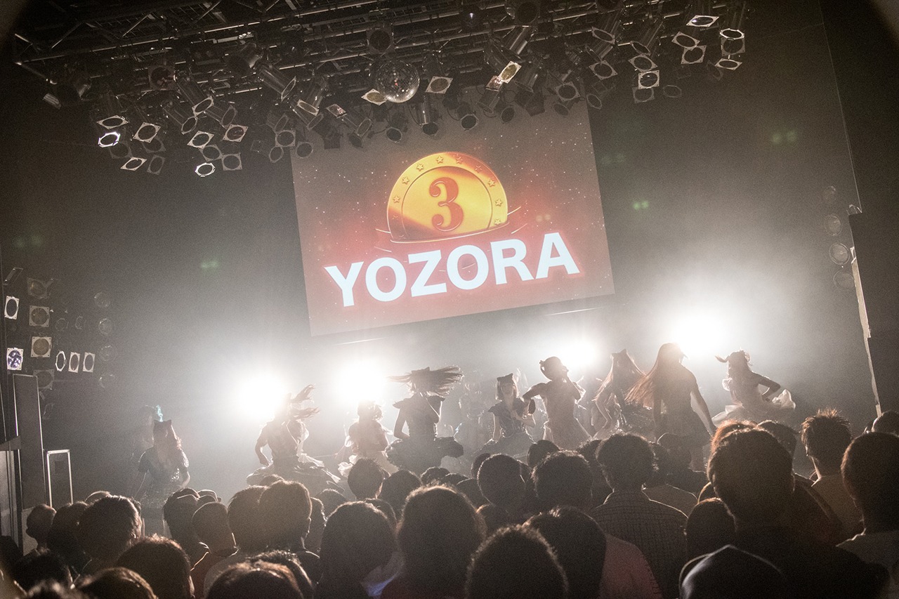 「アイドルカレッジ ベスト オブ ミュージック2018～神曲カウントダウン！全64曲の頂点はどれだ!?」の様子。（撮影：古川朋久）