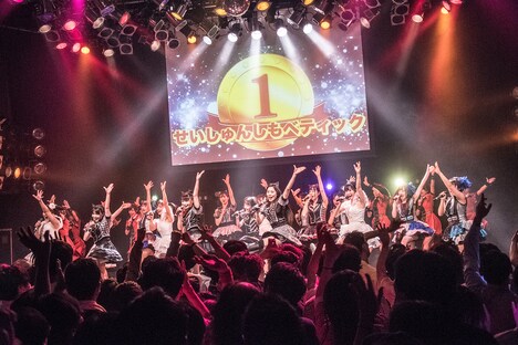 「アイドルカレッジ ベスト オブ ミュージック2018～神曲カウントダウン！全64曲の頂点はどれだ!?」の様子。（撮影：古川朋久）