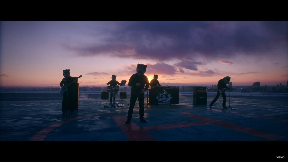 MAN WITH A MISSION「The Anthem」のミュージックビデオのワンシーン。