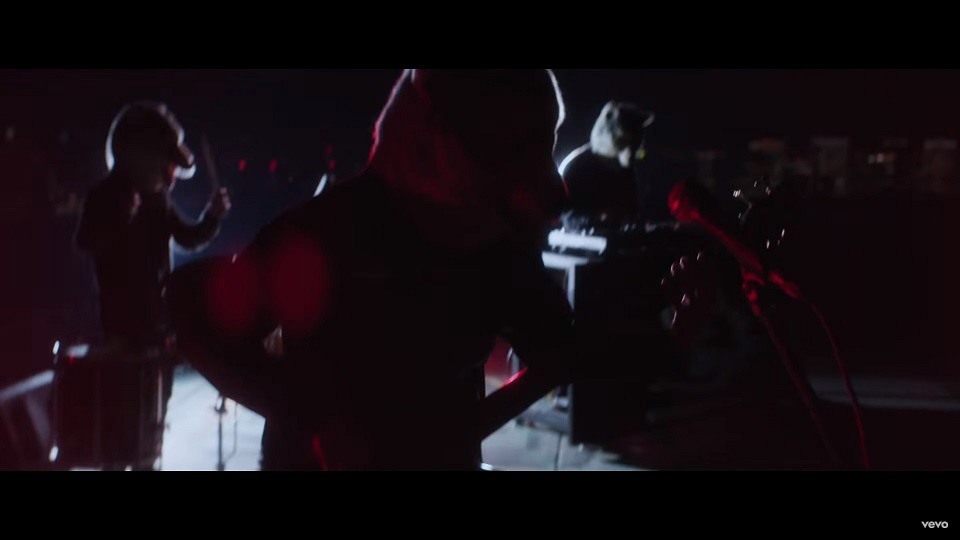 MAN WITH A MISSION「The Anthem」のミュージックビデオのワンシーン。