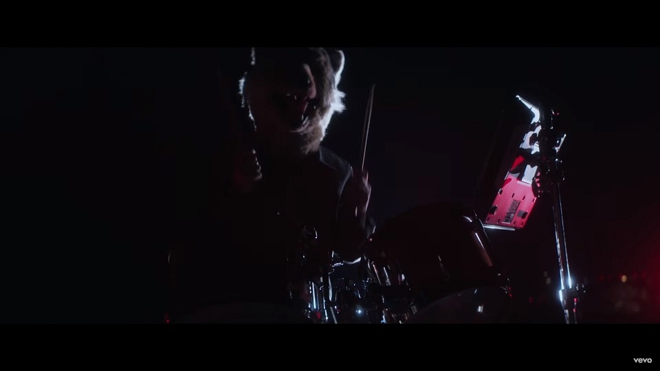 MAN WITH A MISSION「The Anthem」のミュージックビデオのワンシーン。
