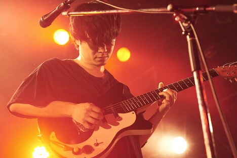 さかしたひかる（ドミコ / Vo, G）（Photo by Ryosuke Yuasa）