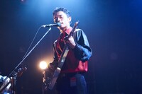 玉置周啓（MONO NO AWARE / G, Vo）（Photo by Ryosuke Yuasa）